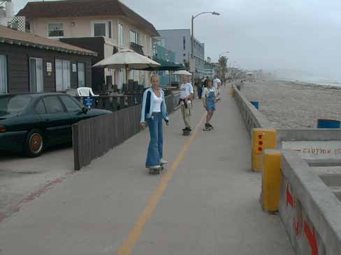 4 Girls Skateboarding 1L6.JPG (16987 bytes)